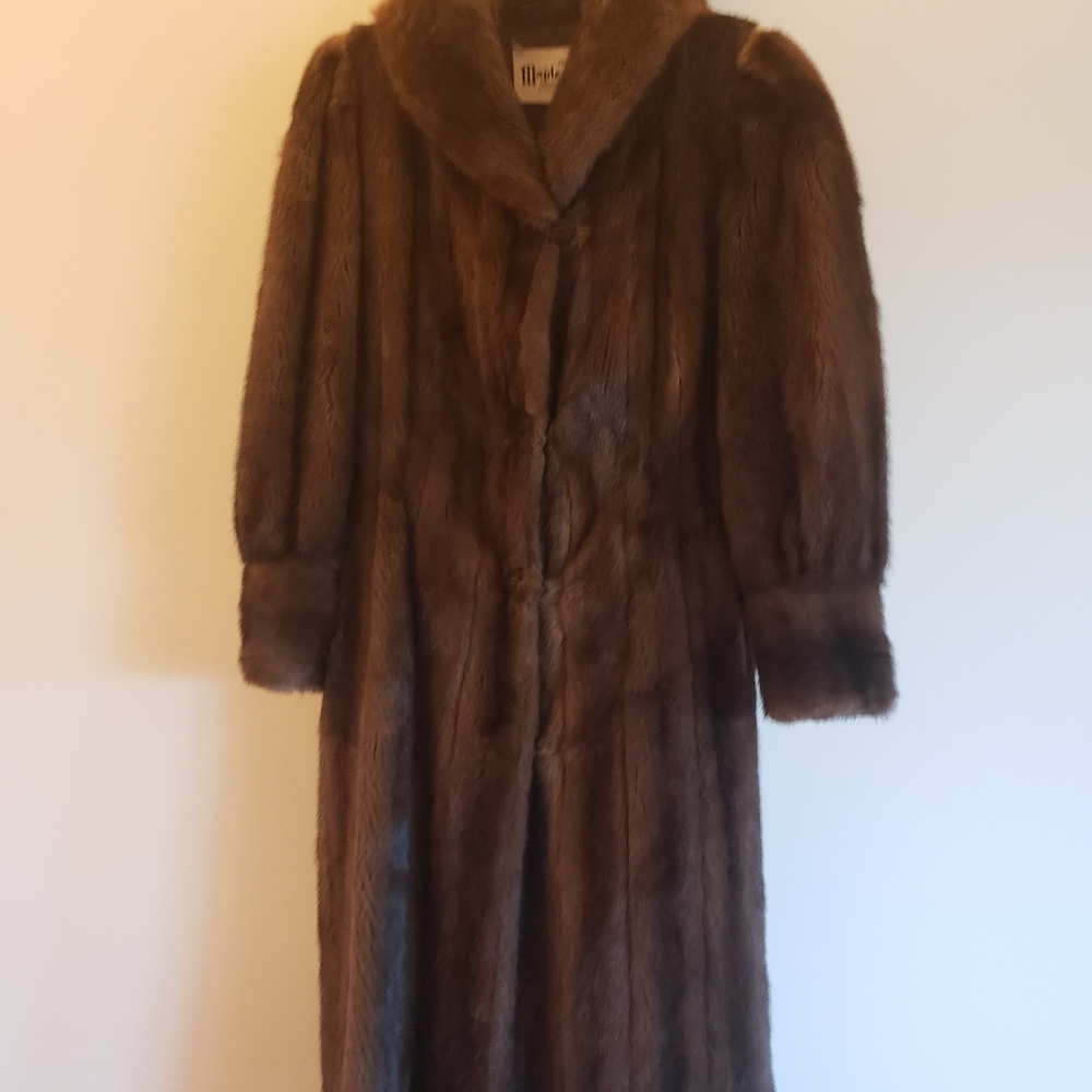 Full mink coat. Color brown. Size medium.